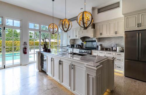 Lodtunduh Villa | Villa Symphony White by BaliSuperHost