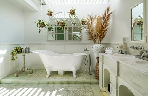 Lodtunduh Villa | Villa Symphony White by BaliSuperHost