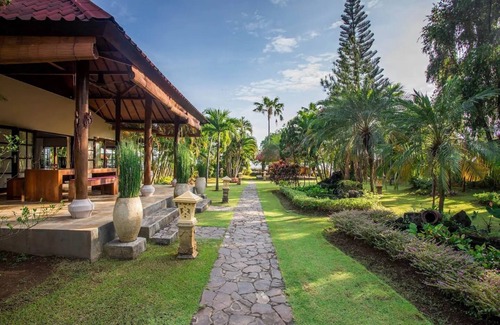 Dencarik Villa | Villa Taman Indah, Lovina