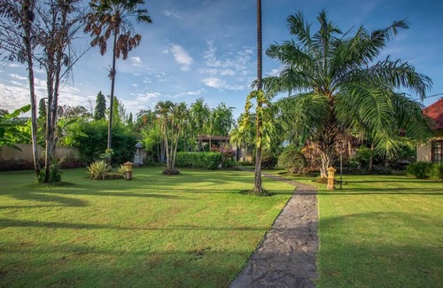 Dencarik Villa | Villa Taman Indah, Lovina