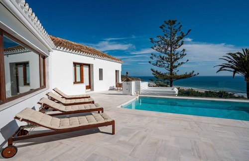 Atlanterra House | Villa 'TheCUBE' with Sea Views, Wi-Fi, and Air Conditioning