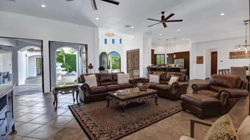 Chino Canyon Villa | Villa Toscana by AvantStay Palatial Villa With Spa Pool Theater Game Room Permit4769