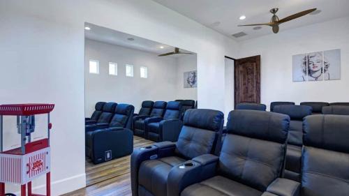 Chino Canyon Villa | Villa Toscana by AvantStay Palatial Villa With Spa Pool Theater Game Room Permit4769