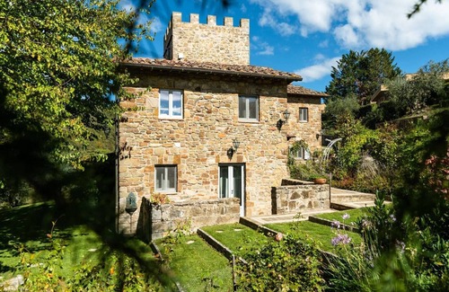 Radda in Chianti Villa | Villa Tower House Fattoria di Montemaggio