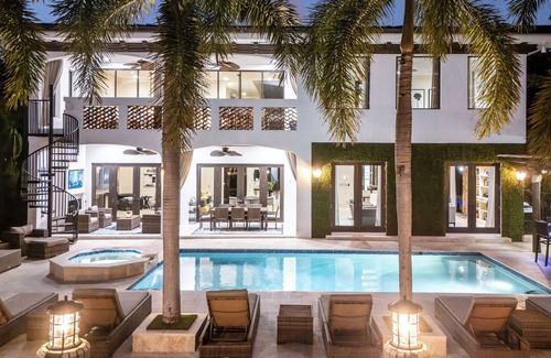 Seven Isles Villa | Villa Tropical, Waterfront location off Las Olas in Seven Isles
