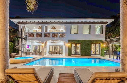 Seven Isles Villa | Villa Tropical, Waterfront location off Las Olas in Seven Isles