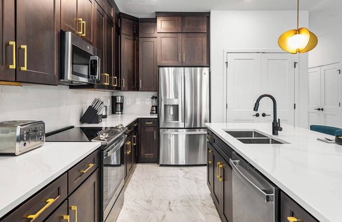 Florida Center House | Villa Tropicale | Prime getaway w/cozy BRs, lux LR/DR & PVT pool - near airport