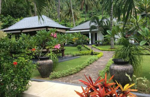 Senggigi Villa | Villa Tujuh