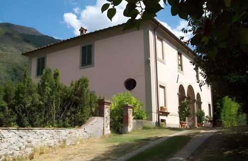 Nocchi Villa | Villa 'Unis' with Shared Pool, Private Garden and Wi-Fi