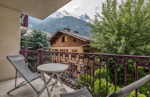 Chamonix City Centre Apartment | Villa Vallet- Newly renovated 2 bedroom nestled just off the main street
