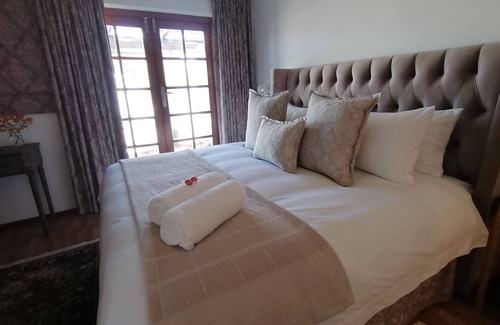 Westcliff House | Villa Venusta