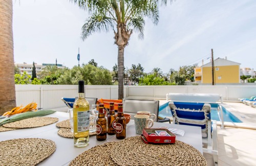 Correeira Villa | Villa Vilas Boas, 10 minute walk from the Fisherman's beach and 5 from strip