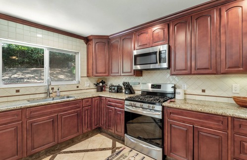 Santa Rosa House | Villa Vino! Spacious 6bd + hot tub in wine country