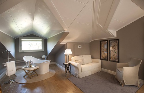 Castiglione Falletto Apartment | Villa Vitae - Luxury apartments - Cavour apartment - three rooms on on two levels, panoramic terrace and panoramic balcony, upper suite with bathtube