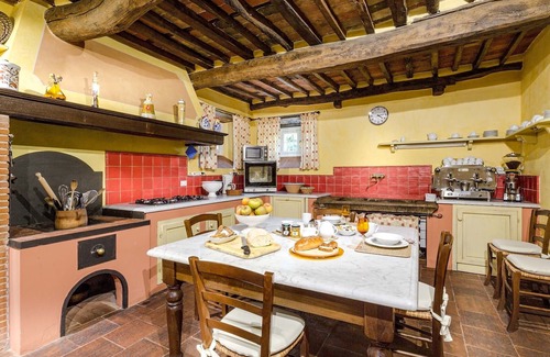 Vorno Villa | Villa Vorno, six bedroom Tuscan villa with private pool in Capannori Italy