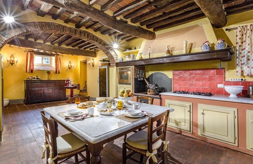 Vorno Villa | Villa Vorno, six bedroom Tuscan villa with private pool in Capannori Italy