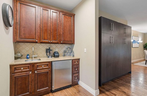 Branson Villa | Villa w/30ft PrivateDeck, All Ensuite Bathrooms, Communal Pool, Golf, GameArea