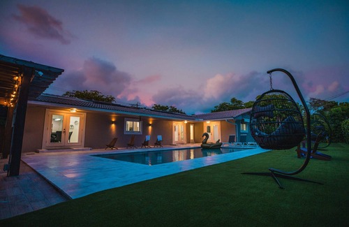 North Miami Beach Villa | Villa w/a Huge Terrace w/Arg Grill+Mini Golf+Billiards & Heated Pool!