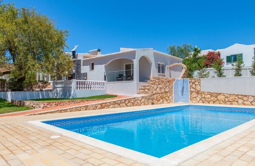 Lagoa e Carvoeiro Villa | Villa w/pool, jacuzzi, garden & BBQ in Lagoa