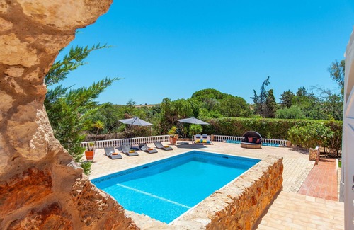 Lagoa e Carvoeiro Villa | Villa w/pool, jacuzzi, garden & BBQ in Lagoa