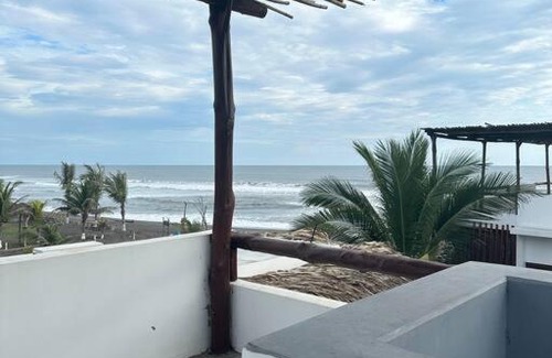 El Paredon Villa | Villa Wabi. En el paredón
