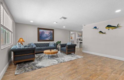 Hudson Beach Estates House | Villa Walk to Beach, Pool & Games Great for Family Vacations