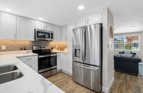 Hudson Beach Estates Villa | Villa Walk to Beach, Pool, Kayak, Games Great for Family Vacations