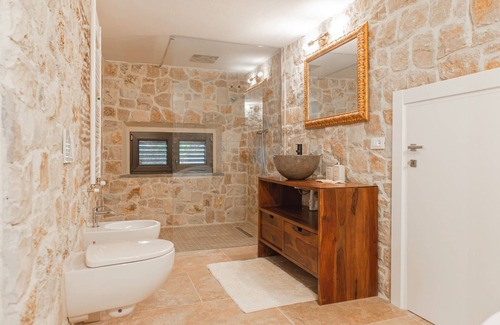 Corciano Villa | Villa 'Wellness Spa' with Lake View, Private Garden and Wi-Fi