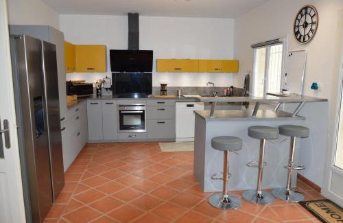 Cuges-les-Pins Villa | Villa wifi 8 à 10 personnes BBQ piscine situation centrale à Cuges les pins Sainte Baume 2km OK Corral 20km Marseille centre 20km Var