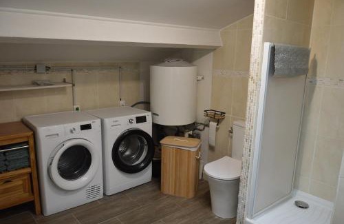 Cuges-les-Pins Villa | Villa wifi 8 à 10 personnes BBQ piscine situation centrale à Cuges les pins Sainte Baume 2km OK Corral 20km Marseille centre 20km Var