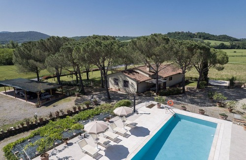 Colle di Val d'Elsa Villa | Villa with A/C, pool, WIFI, TV, pets allowed, panoramic view, parking, close to San Gimignano