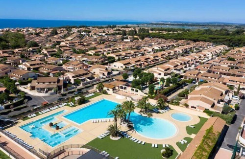 Portiragnes-Plage House | Villa with airco, 5 people, secured residence with pools, at only 400m from the beach of.