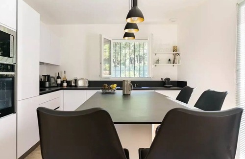 Venelles Villa | Villa with garden & swimming pool Aix en Provence direction Luberon