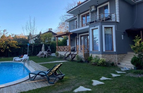 Izmit Villa | Villa with Heated Pool in Sapanca