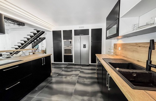 Triel-sur-Seine Villa | Villa with jacuzzi, sauna, billiard, arcade & cinema just outside Paris.
