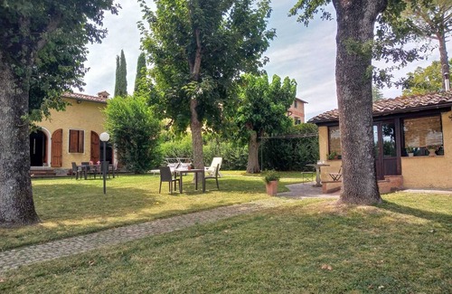 Sovicille Villa | Villa with large garden and annex