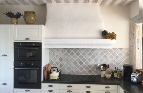 Malemort-du-Comtat House | Villa with outdoor kitchen with pizza oven and large heated pool.