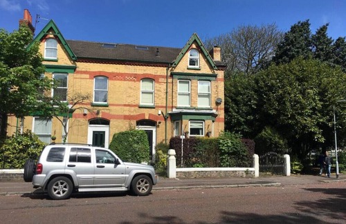 Liverpool House | Villa with Park Views close to Liverpool Centre
