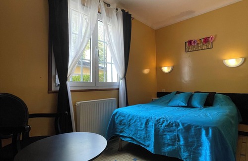 Ayzac-Ost Bed & Breakfast | Villa with pool facing the mountains