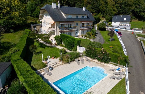 Ayzac-Ost Bed & Breakfast | Villa with pool facing the mountains