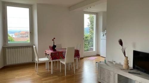 Meina Apartment | Villa with Pool&Garden 8