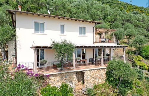 Pietrasanta Villa | Villa with sea view for 6 people