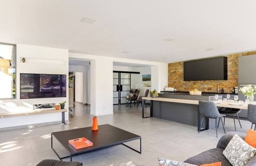 Sainte-Euphemie Villa | Villa with swimming pool, landscaped park 15mn from Bird Park 🐦