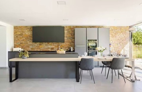 Sainte-Euphemie Villa | Villa with swimming pool, landscaped park 15mn from Bird Park 🐦