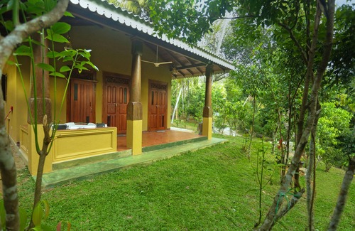 Unawatuna Villa | Villa with Three huge garden and nature friendly