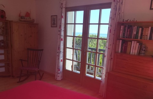 Ciboure Villa | Villa with view of the sea on wooden hill, quiet, beaches and town-centre nearby