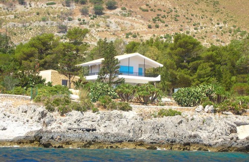 Zarbo di Mare Villa | VILLA ZARBO DI MARE ON THE ROCKS FIRST FLOOR