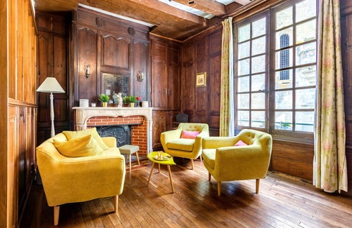 Amboise Apartment | VillaConcorde Elegant & historic Apart, 5 pers prime location in Amboise