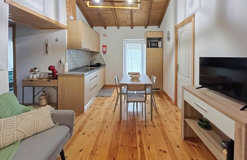 Lousa Cottage | Villae Ceira e Serra-Charming Rustic Family House with Pool near Serra da Lousa