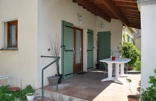Entraigues-sur-la-Sorgue House | Village house with small garden